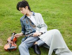 开云平台-F1新赛季揭幕战之夜，一个足球精灵的高能输出如何折射赛车运动的真谛