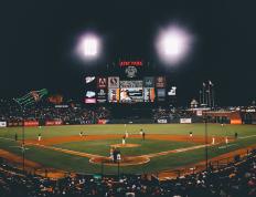 开云体育-冰与火的交锋，当牙买加闪电劈开爱尔兰阴云，德里赫特于破碎处加冕