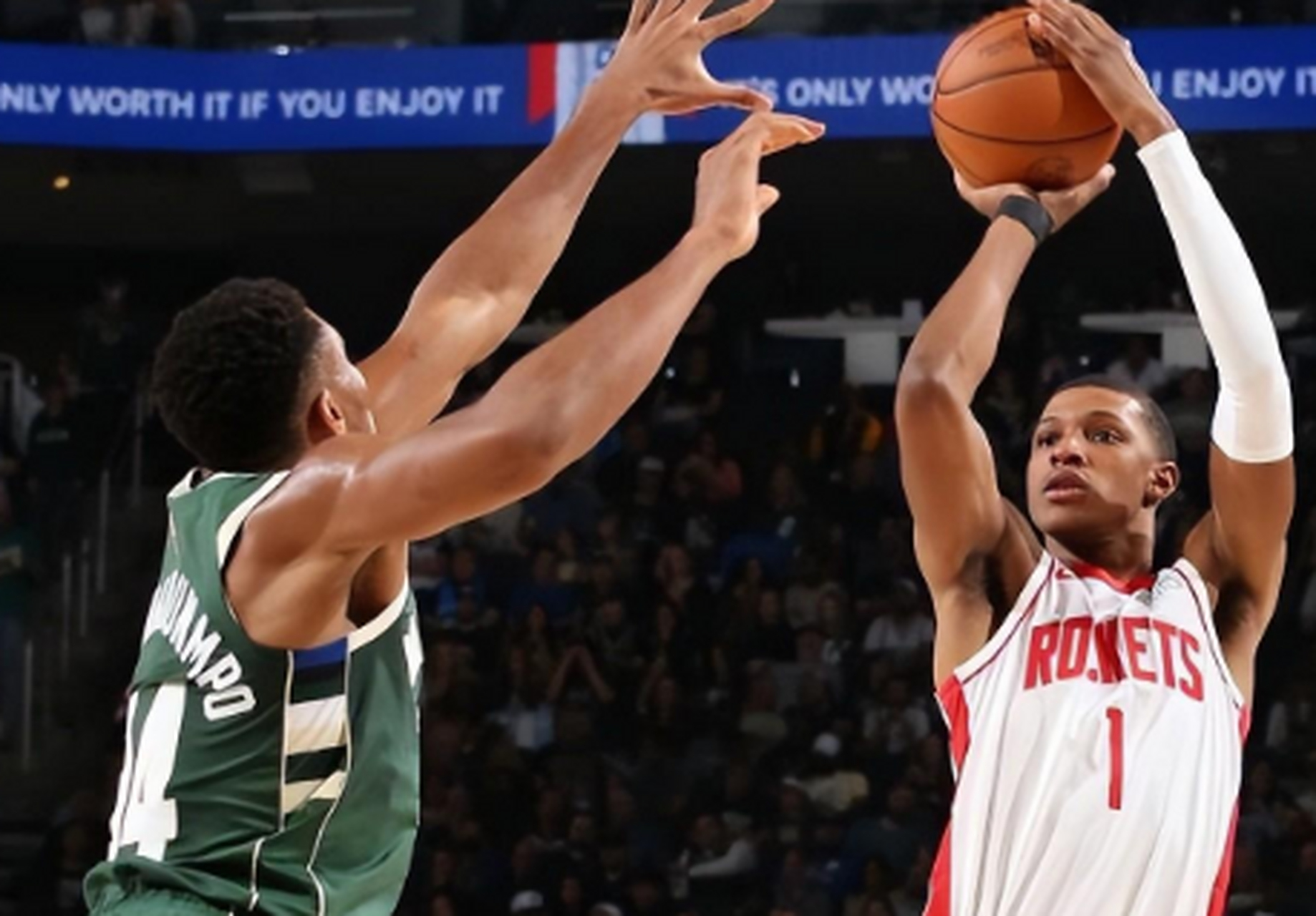 开云体育-火箭大胜雄鹿,东部九连胜