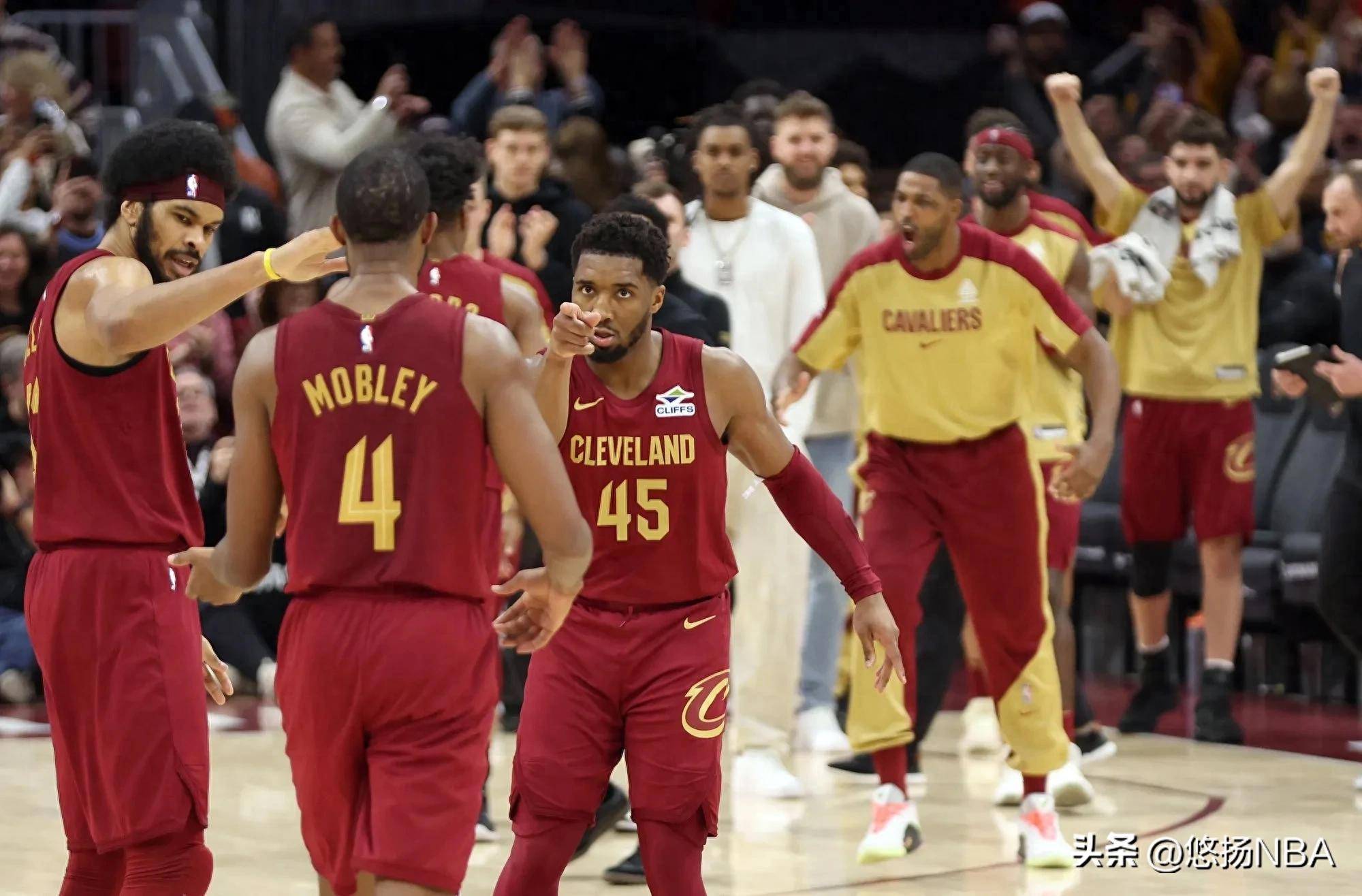 开云体育-火箭大胜雄鹿,东部九连胜