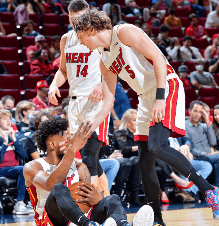 开云体育-篮网翻盘深圳队，福克斯高光表现