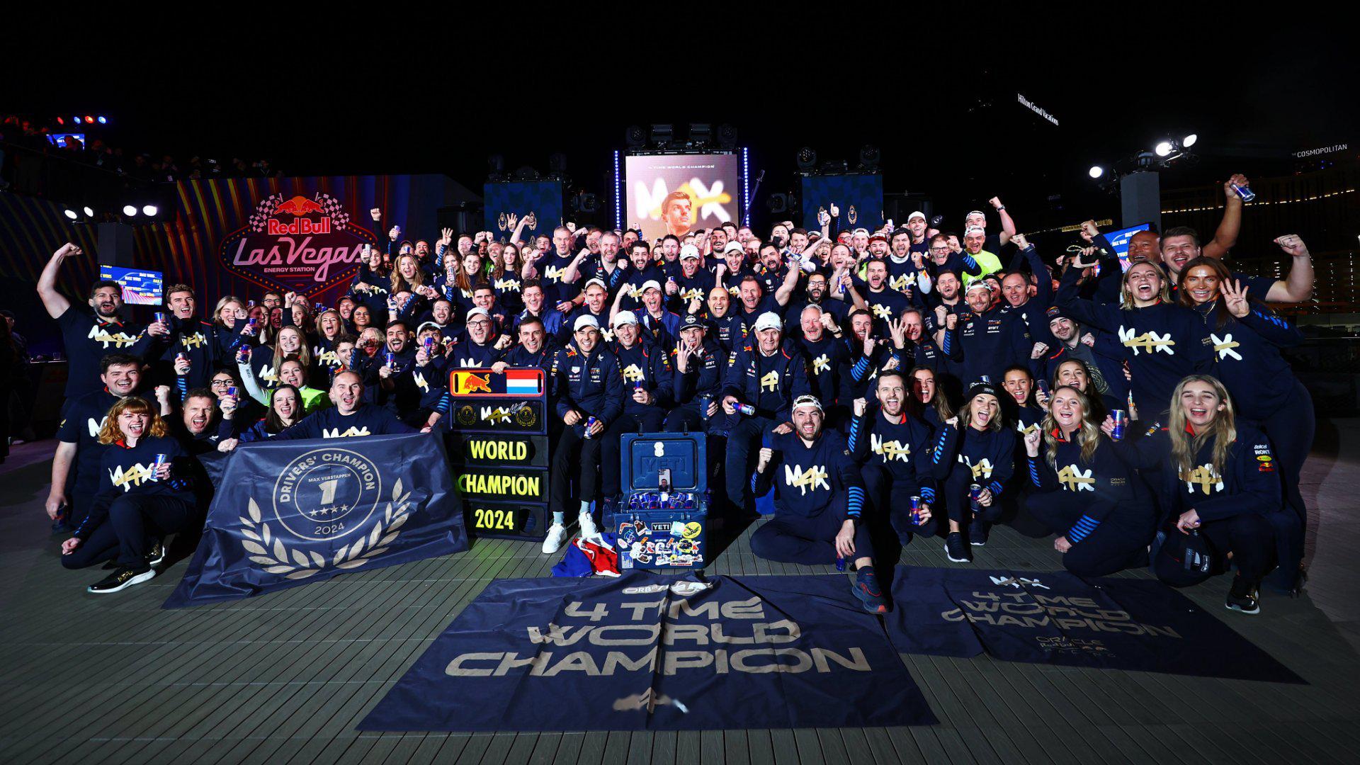 开云体育官网-梅赛德斯碾压红牛车队,维斯塔潘惊艳四座