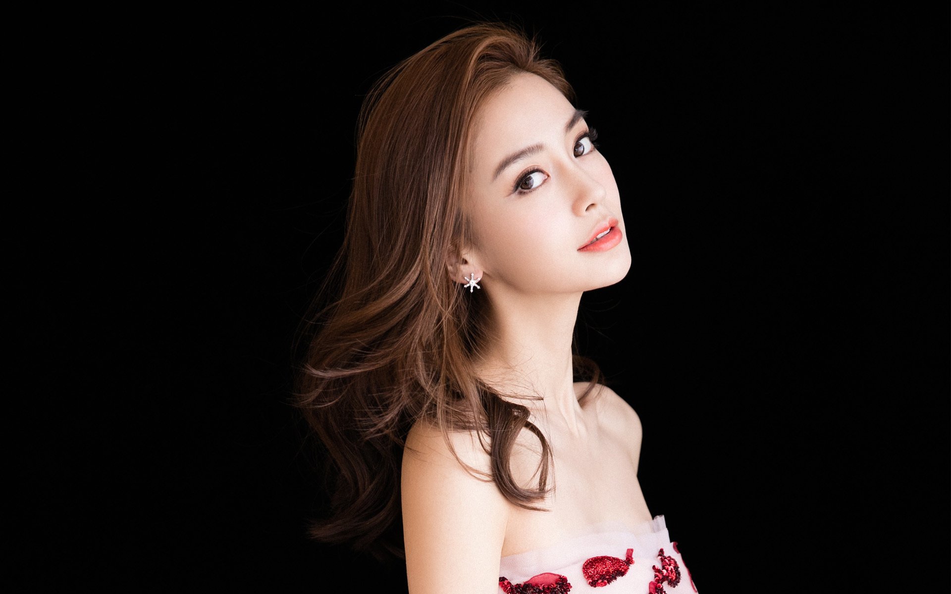 开云体育官方网站-弱旅门前立高墙,当拉亚用指尖阻挡马赛的洪流