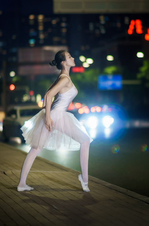 开云平台-绿茵场的双面镜像,当数据巨星撞上战术洪流