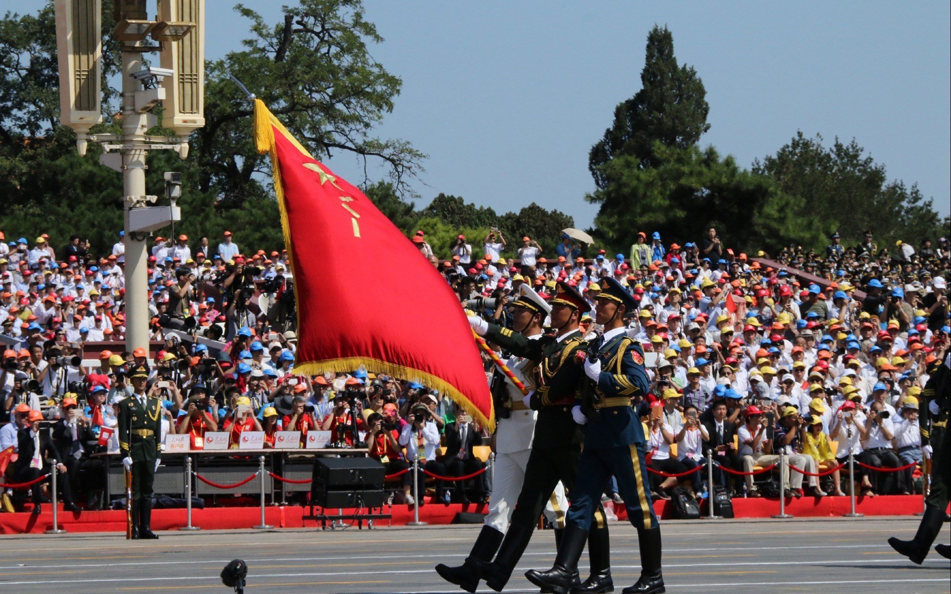 开云体育在线-欧冠淘汰赛焦点战与雄鹿击溃篮网，体育之夜的激情双响