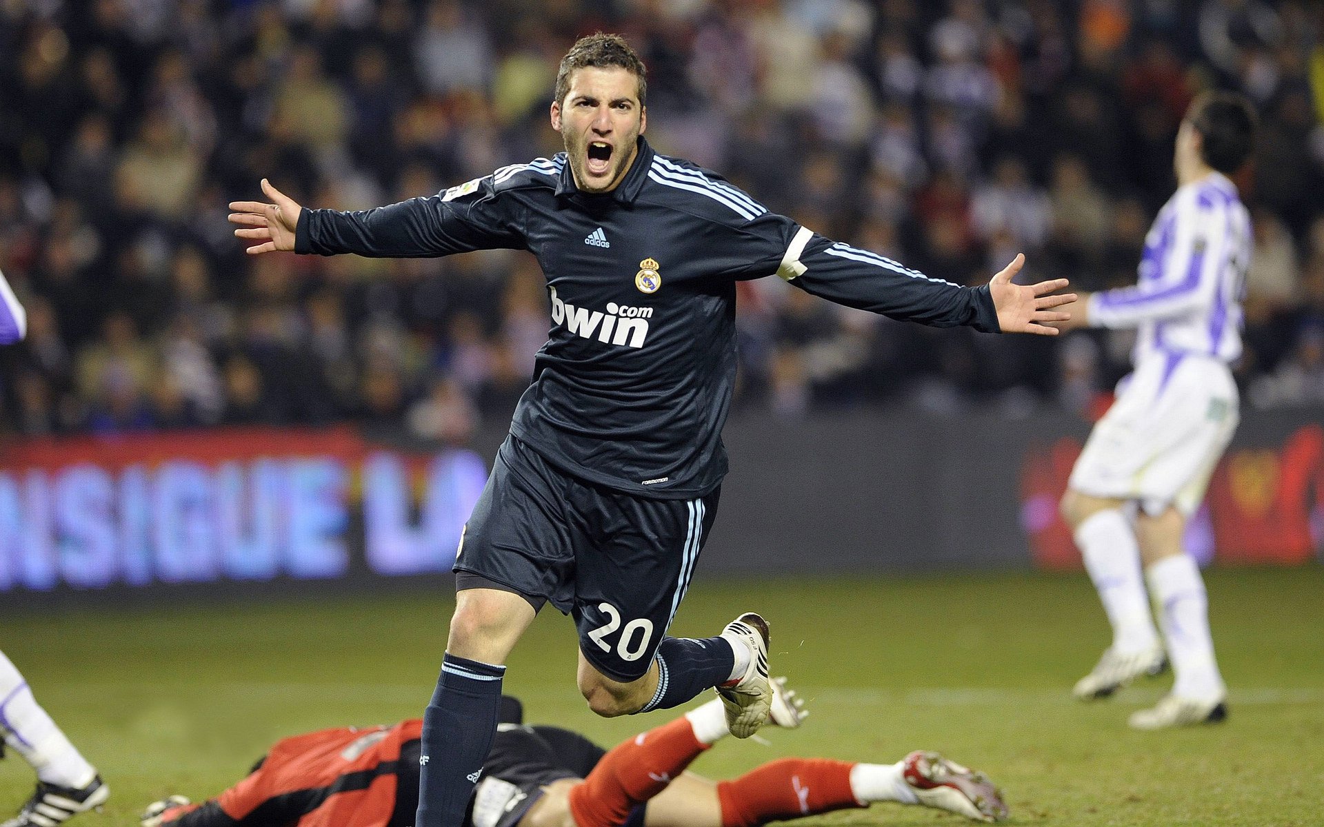 开云体育APP下载-篮球与足球的平行宇宙,当黄蜂蛰痛火箭,贝恩在绿茵场加冕