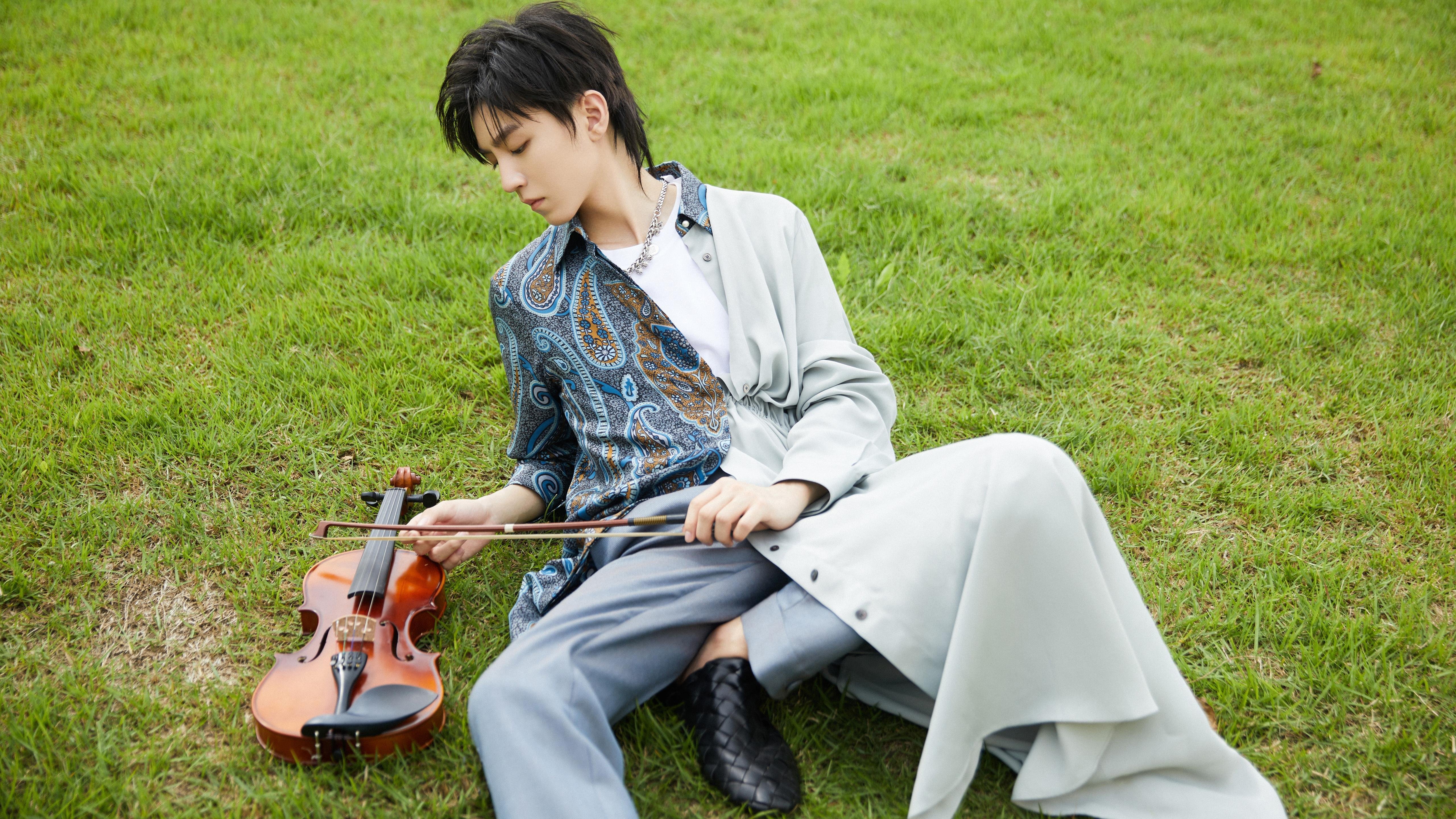 开云平台-F1新赛季揭幕战之夜，一个足球精灵的高能输出如何折射赛车运动的真谛